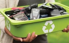 Hombre sosteniendo una caja para reducir la generación de residuos electrónicos